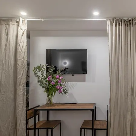 Iflat Small Studio In The Heart Of Trastevere *